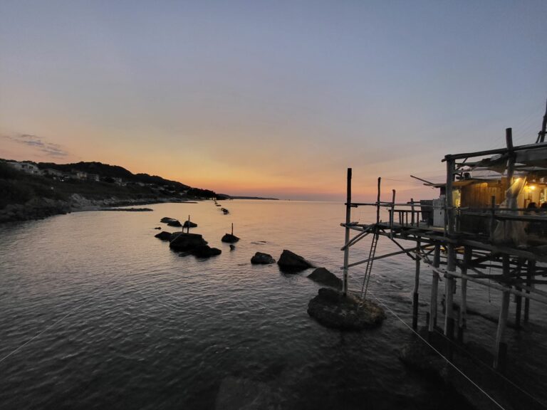 costa dei trabocchi al tramonto